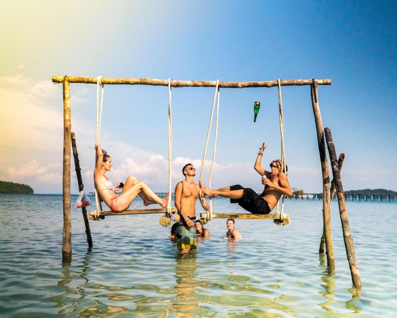 Mad Monkey Koh Rong Samloem Hostel Koh Rong Sanloem Exterior photo